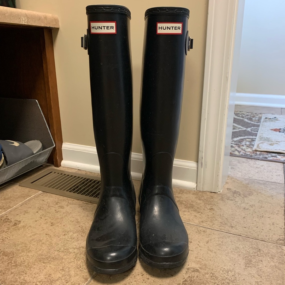 Womens size 8 Original Tall Hunter rain boots in black